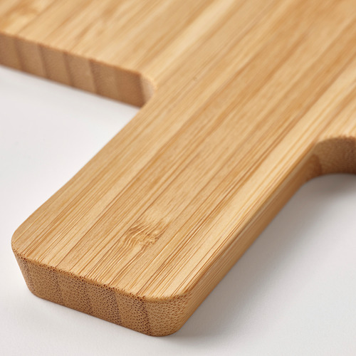 Tabla de cortar de madera ligera con bordes lisos e inclinados.