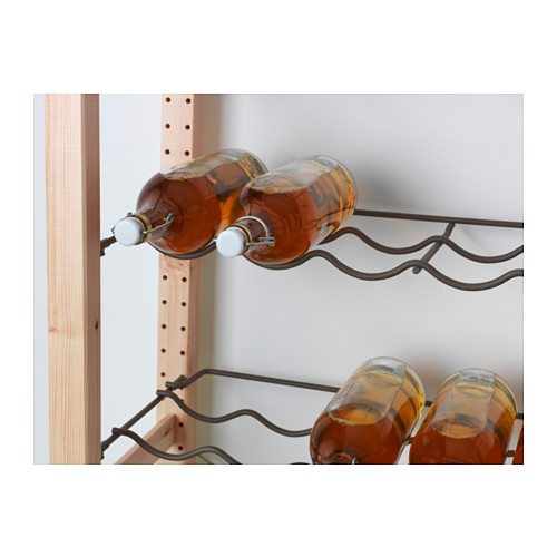La imagen muestra los estantes de vino IVAR que sujetan las botellas de forma segura con soportes metálicos.