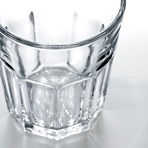 Vaso de vidrio con diseño facetado y borde liso, vacío, que muestra durabilidad y claridad.