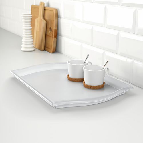 Bandeja de plástico transparente para servir con dos tazas de café y cucharas, perfecta para llevar varios artículos.