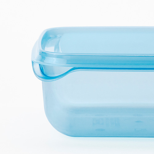 Recipiente de plástico azul para alimentos con tapa, forma rectangular, buen estado, sin daños visibles.
