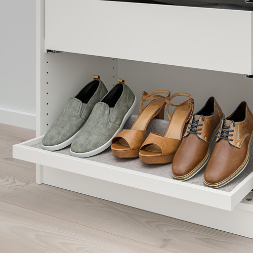 El estante blanco contiene tres pares de zapatos: zapatillas grises, tacones marrones y zapatos de vestir marrones.