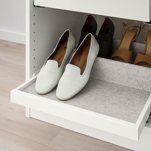 Bandeja organizadora de zapatos blanca con forro de fieltro gris claro en armario abierto, que sostiene zapatos claros y oscuros.