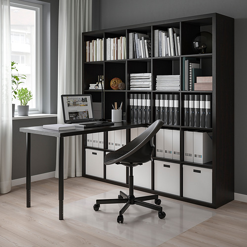 Oficina en casa con escritorio LAGKAPTEN en negro, diseño elegante y moderno. Gran mueble de almacenaje con libros y carpetas. Silla giratoria negra, cajas de almacenamiento blancas.