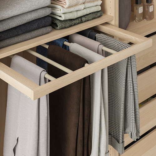 Organizador de pantalones de madera con 6 brazos, con capacidad para 12 pares de pantalones, cuidadosamente dispuestos en un cajón abierto.