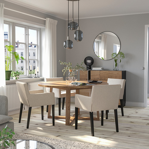 Sala de estar moderna con mesa MÖRBYLÅNGA, sillas, lámparas colgantes y un gran espejo.