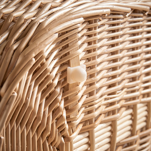 Cesta de mimbre tejida a mano con intrincados patrones de colores claros, que muestran artesanía de alta calidad y textura natural.