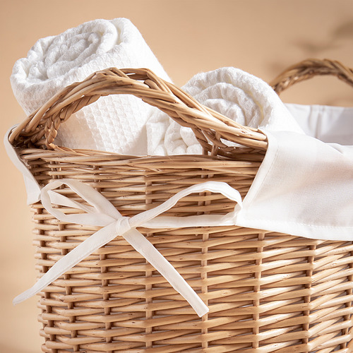Cesta de lavandería de sauce tejida a mano con bolsa interior blanca y cinta, perfecta para uso doméstico.