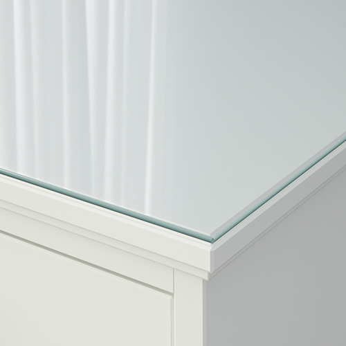Un primer plano de un marco de puerta blanco moderno. Destaca el diseño elegante y limpio y el ajuste preciso del vidrio templado dentro del marco.
