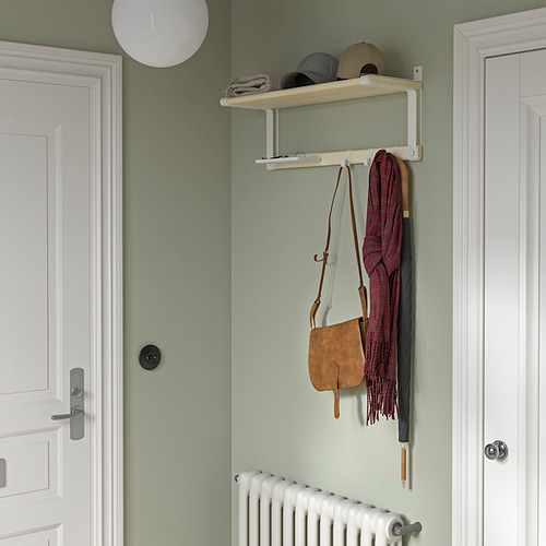 Organizador de pared SKOMAKARE con estante, ganchos, bandeja. Cuelga bufanda, bolso, sombreros. Entre puertas, pared verde, debajo del radiador.