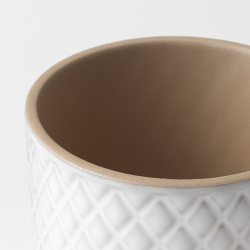 Jardinera de gres blanco con motivo de diamantes texturizados, duradera y resistente a las heladas.