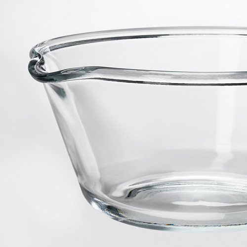 Cuenco de vidrio transparente con pico de vertido, que muestra bordes lisos y bien hechos y transparencia.
