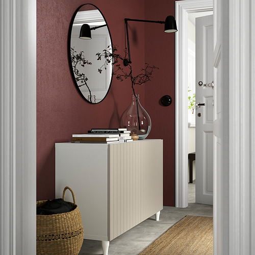Entrada moderna con aparador blanco KABBARP, espejo, apliques y decoración.