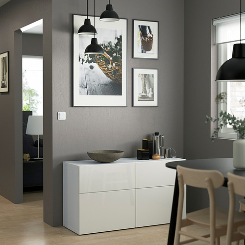 Salón moderno con aparador BESTÅ, líneas limpias, paredes grises, lámparas negras.