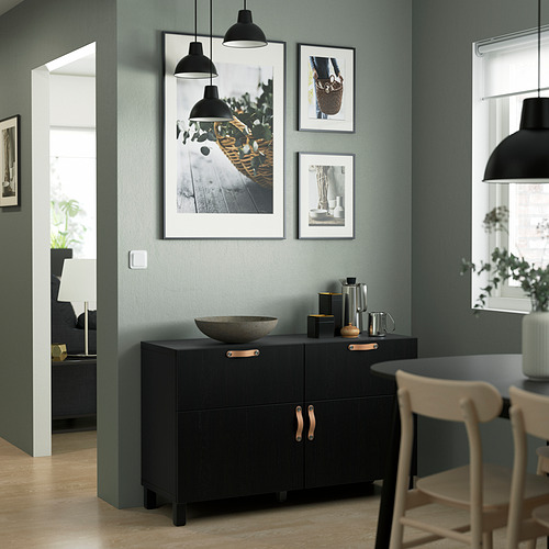 Aparador BESTÅ negro con dos cajones y dos puertas. Decorado, se adapta al espacio ordenado. Tres fotos arriba.