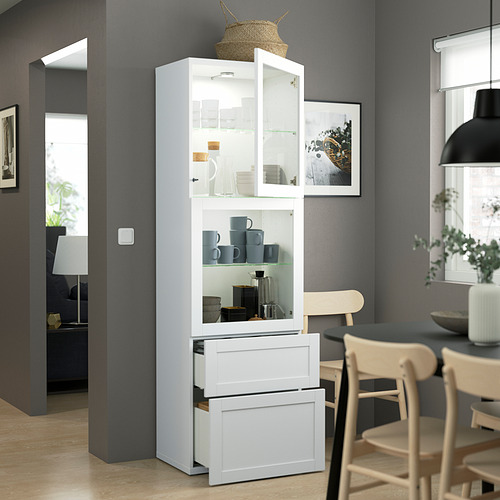 Sala de estar moderna con mueble BESTÅ que exhibe artículos y tazas azules.