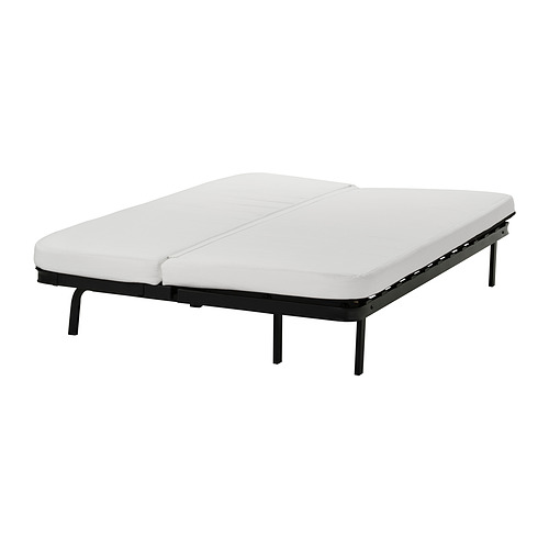Un colchón de espuma NYHAMN blanco con estructura de metal negro, diseñado para un sofá cama, con una funda extraíble para lavar a máquina.