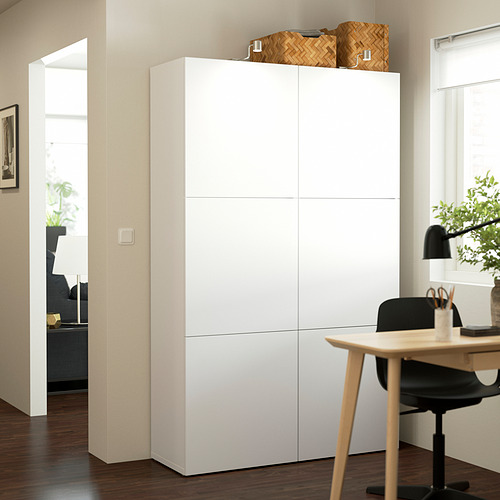Mueble blanco BESTÅ en habitación minimalista con escritorio, cesta.