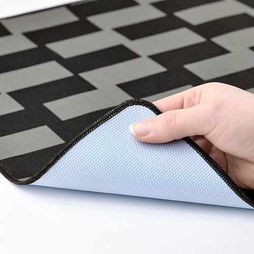 Alfombrilla de ratón para juegos con parte inferior de goma texturizada y parte superior a cuadros gris-negro.
