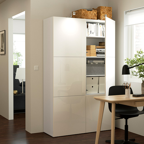 Moderna oficina en casa con mueble, silla, escritorio, lámpara e instalación BESTÅ.