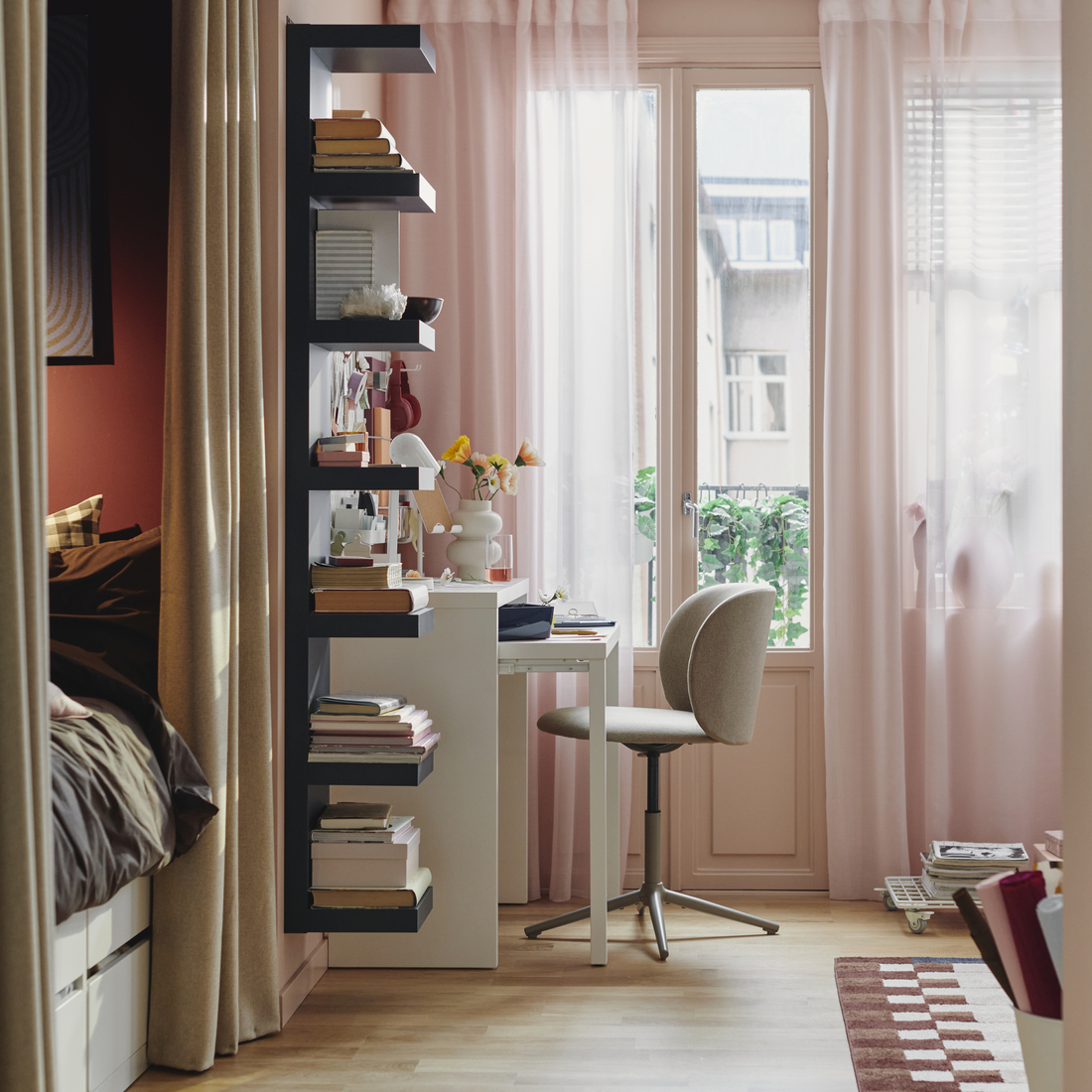 LÄNGDHOPP / KRYLBO, escritorio+silla. 2 de 6 abrir diálogo