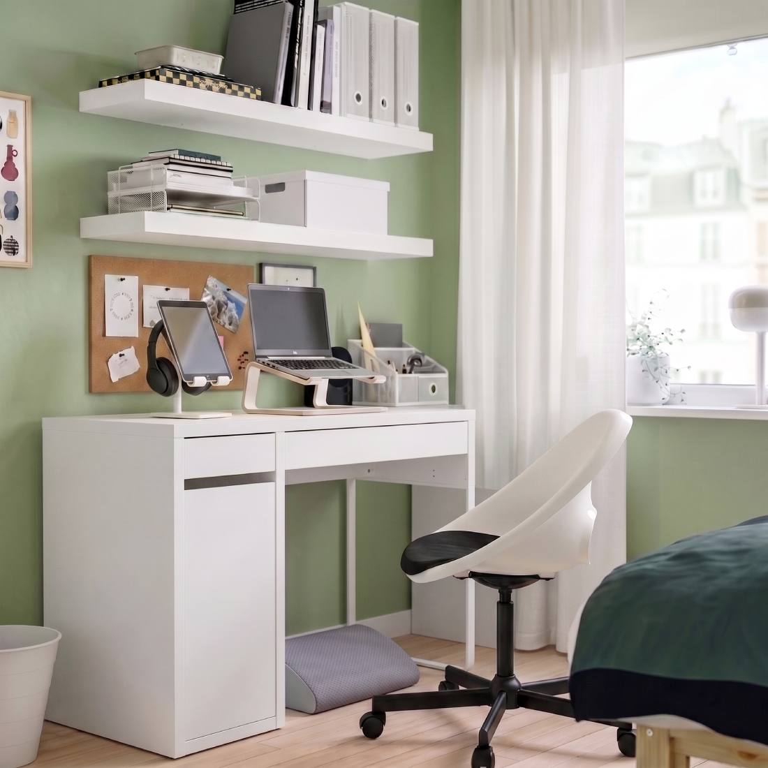 A simple desk for big ideas.