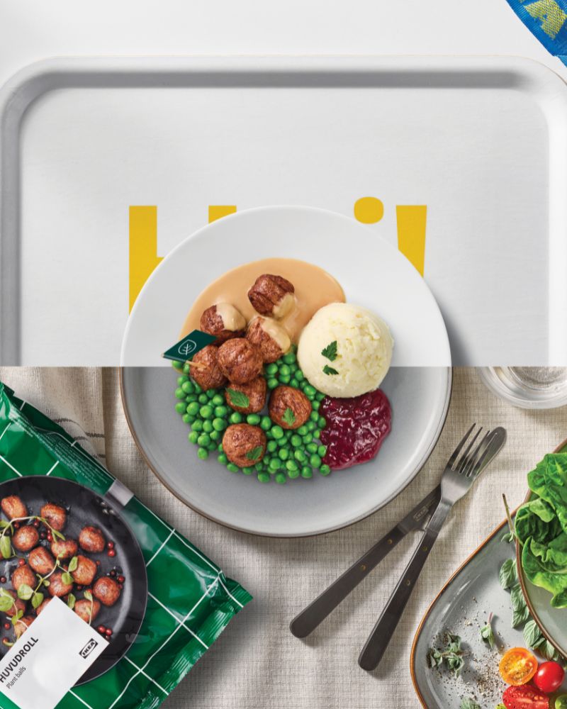 Cozy dining setup with classic style featuring GLADELIG plate and HUVUDROLL vegetable balls, served with DOFTSKÖLD cutlery.