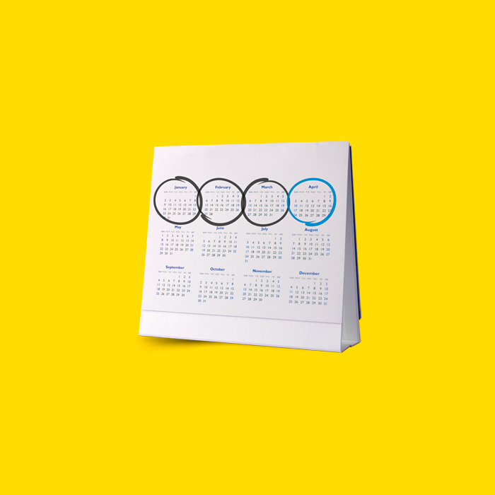 Calendario de mesa con los meses de enero a abril marcados sobre fondo amarillo.