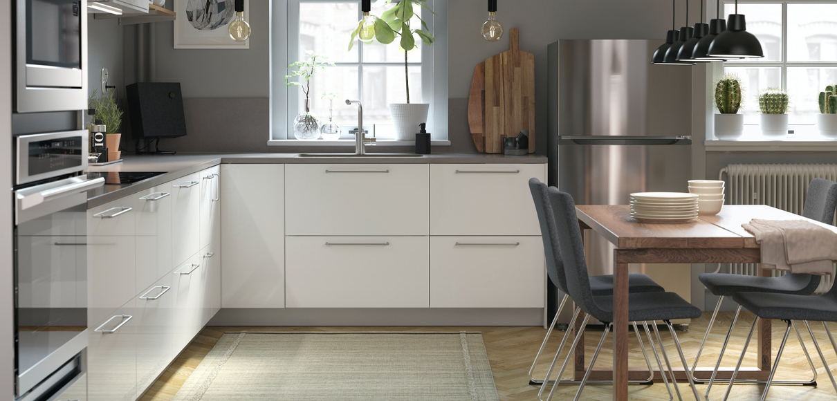 Modern kitchen with IKEA RINGHULT drawer fronts, EKBACKEN countertop, MÖRBYLÅNGA table, SKURUP pendant and SUNNEBY cables.