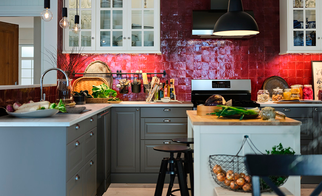 Rustic kitchen with SKURUP pendant lamp, TORNVIKEN workbench, DALFRED bar stool, ENERYDA handles, and KORKEN jars.