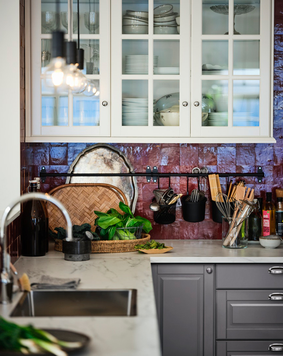 Classic kitchen with ENERYDA handles and knobs, HULTARP rail and containers, MOLNART bulb with SUNNEBY cord.