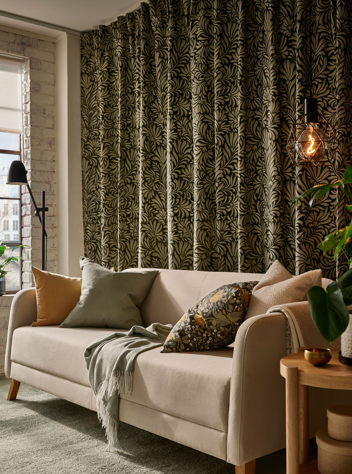 A LINANÄS 2-seat sofa with a HOLMVI throw on top and a LISTERBY side table.