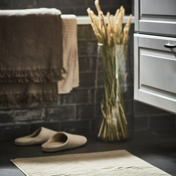 A cabinet with a TÄNNFORSEN/TÖRNVIKEN washbasin and a set of VÅGSJÖN hand towels.