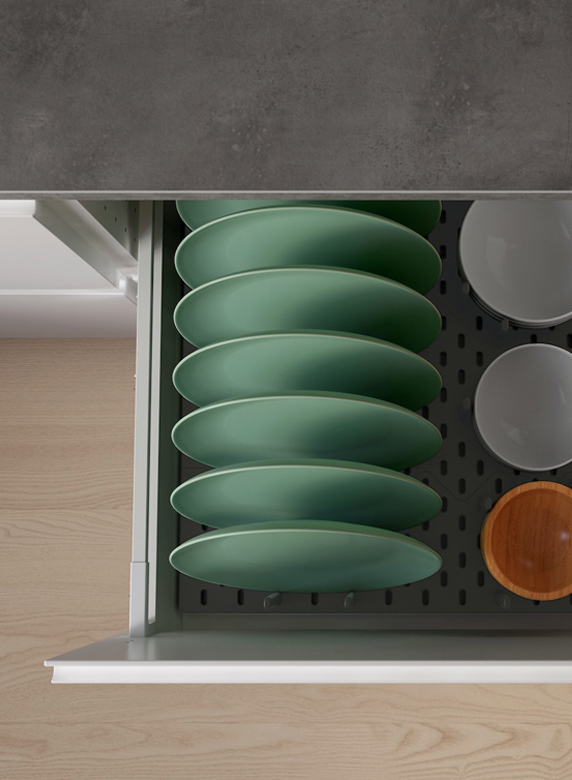 Drawer with plates