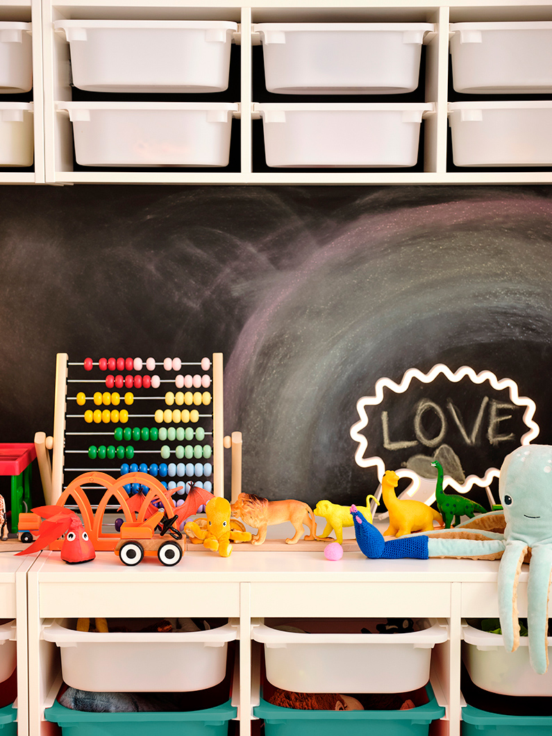 A TROFAST storage system with a 5-piece LILLABO train, an UNDERHÅLLA abacus, and a SNÖDJUP decorative LED light.