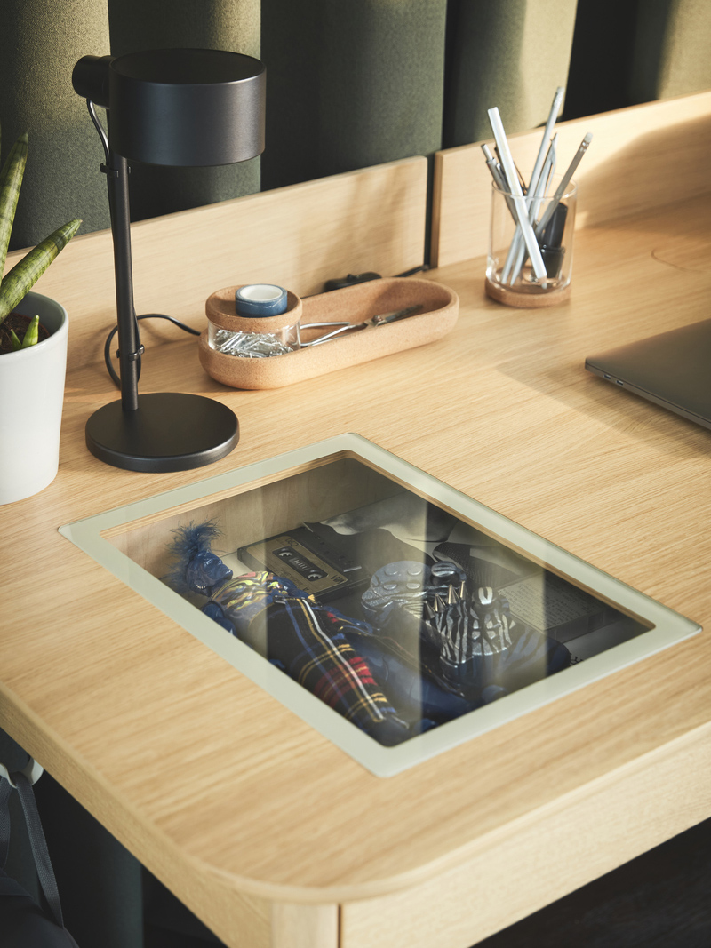 RIDSPÖ desk seen from above with SAXBORGA jars on top.