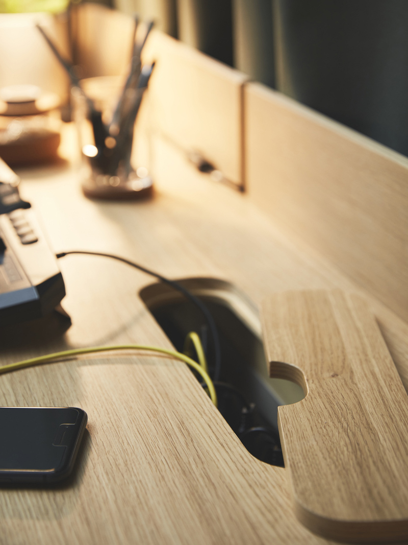 The cable slot on the RIDSPÖ desk.