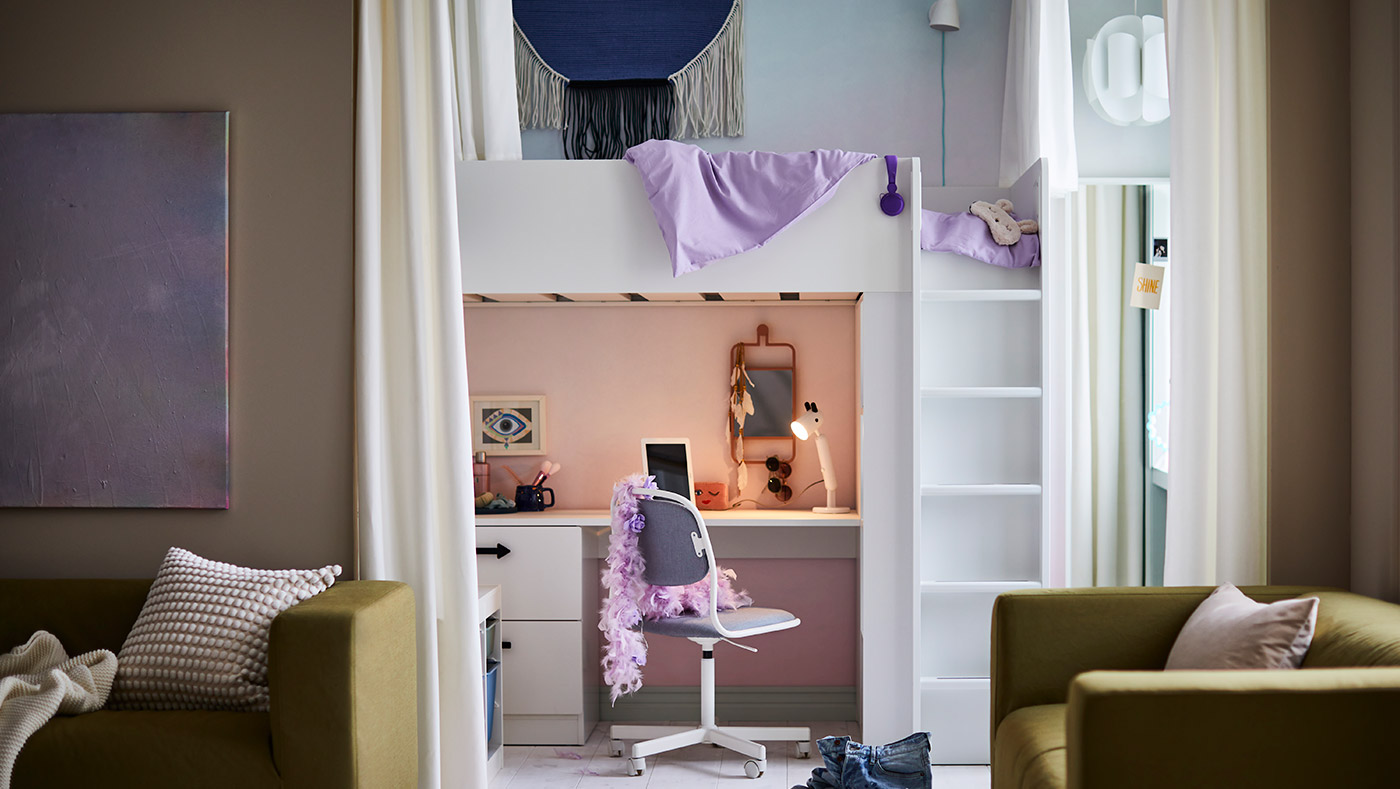 The image shows a youth room with a white loft bed, a desk with a chair underneath, green sofas, and purple decor. The atmosphere is modern and functional.