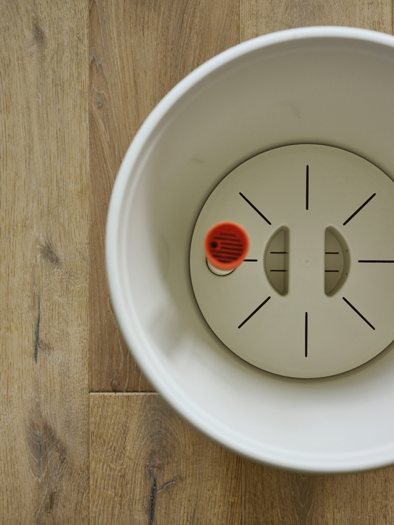 Self watering plant pot