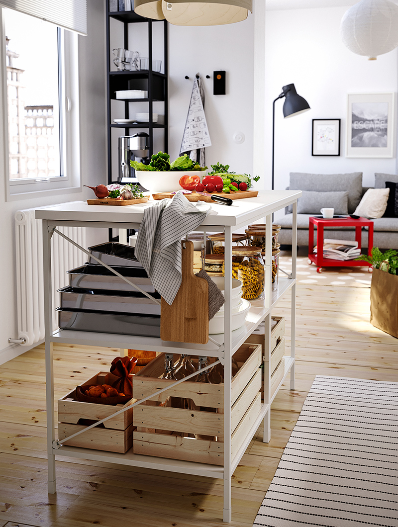 Kitchen island modeerna with white metal frame with large pots and pans underneath