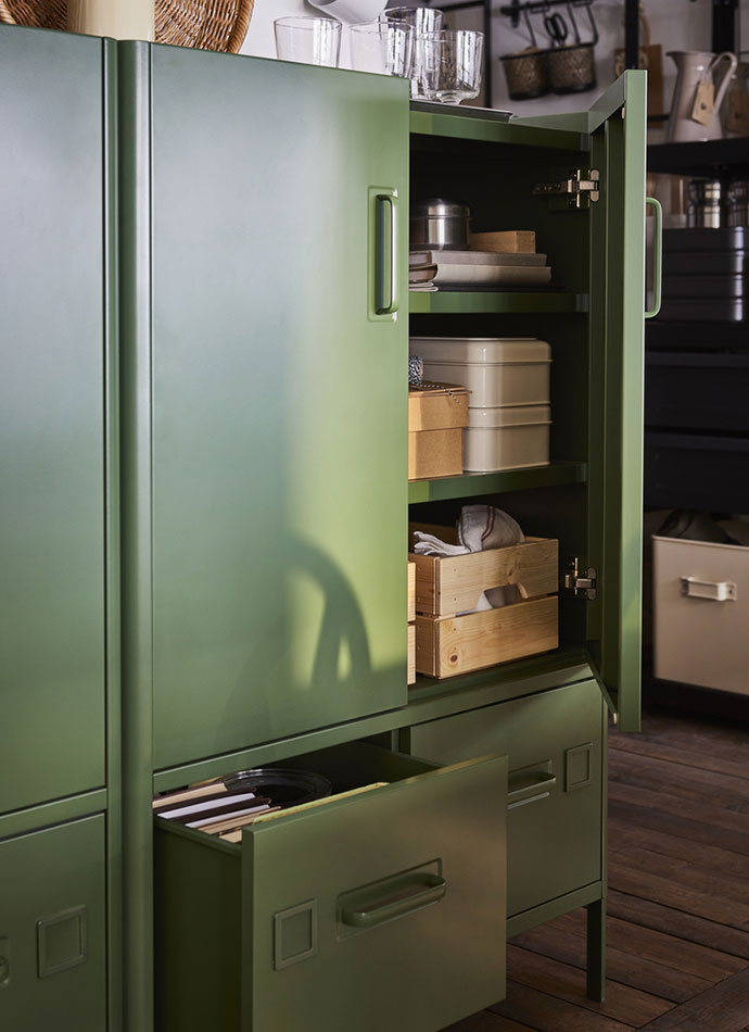 A cabinet with IDÅSEN doors, filled with a KNAGGLIG box, IKEA 365+ glass cups, and a VATTENTRÅG box with lid.