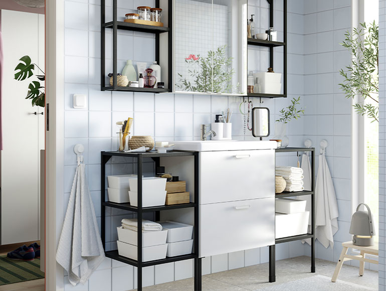 A bathroom with ENHET/TVÄLLEN bathroom cabinet, FREDRIKSJÖN bath towels and VÅGSJÖN hand towel, VILTO stool, and VAPPEBY Bluetooth lamp