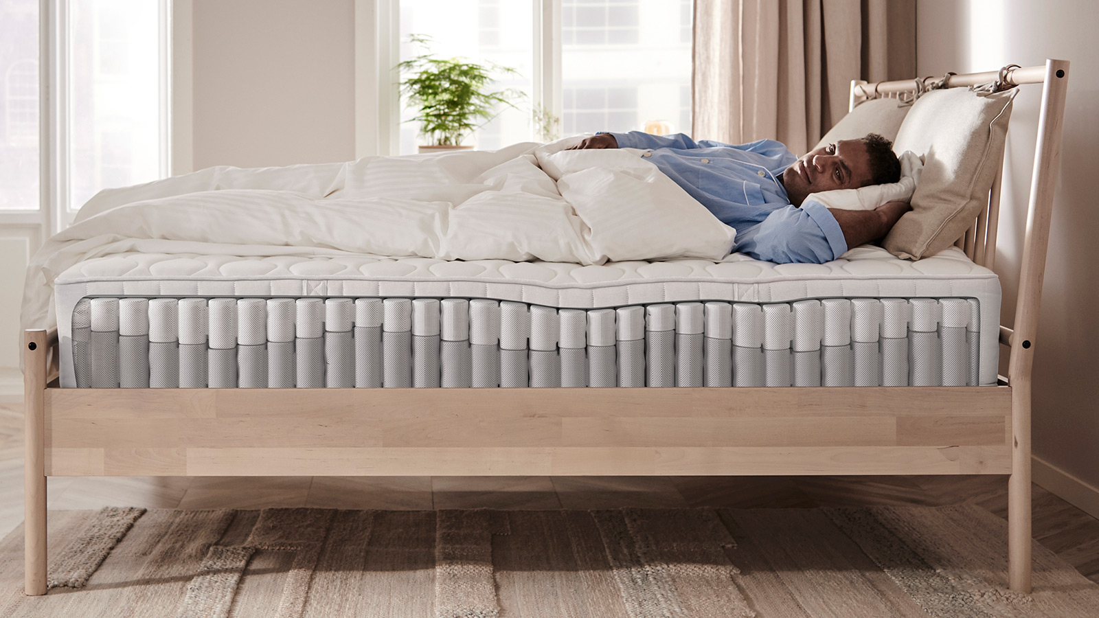 Person bundled up with NATTJASMININ duvet set.