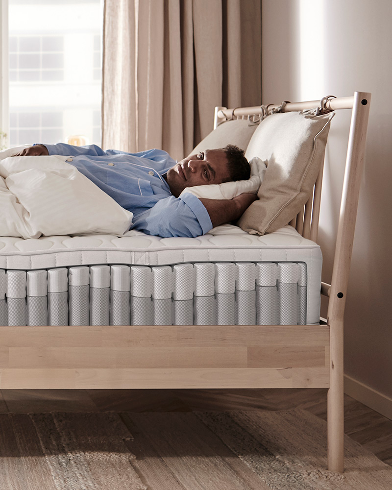 Person bundled up with NATTJASMININ duvet set.