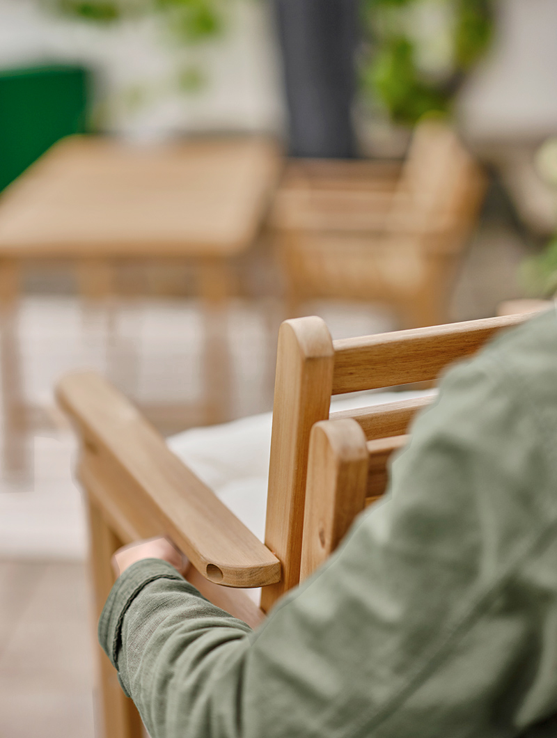 the one-body room of a person carrying two outdoor chairs