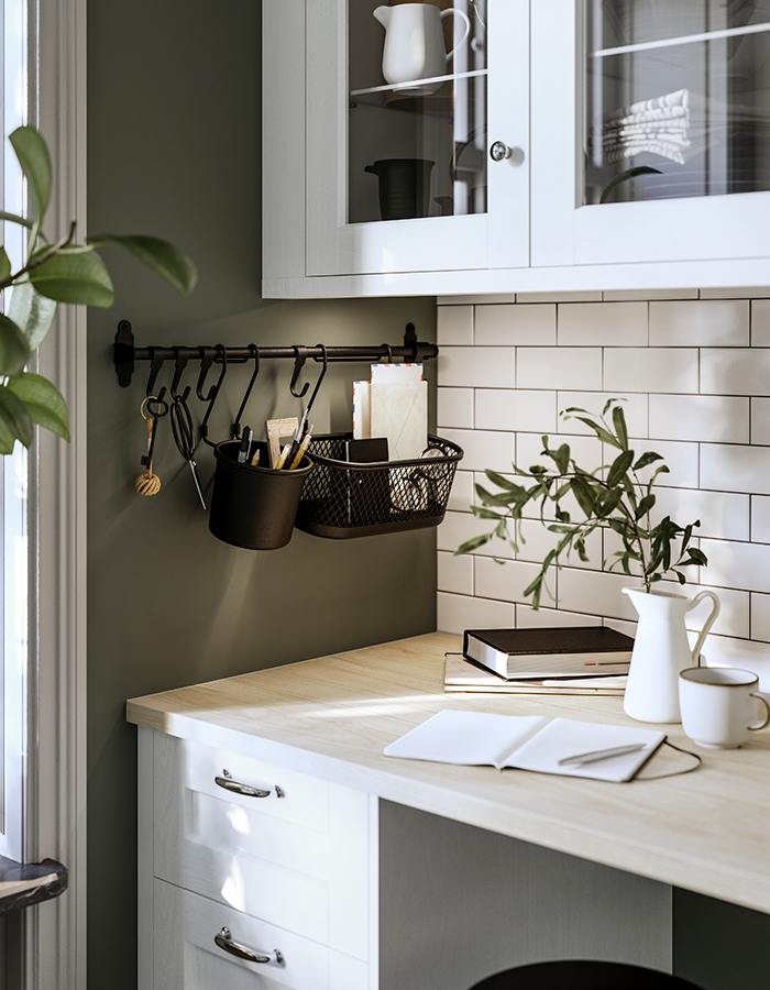 METOD/MAXIMERA kitchen drawers, ENKÖPING glass doors, and in the background, a HULTARP rail with containers.