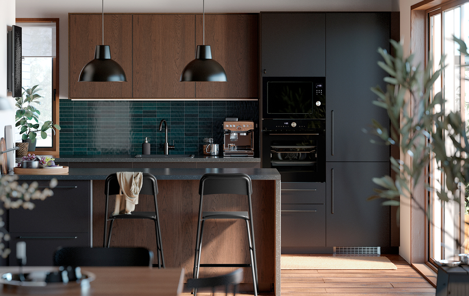 Cocina moderna con gabinetes oscuros y de madera. Azulejos azules y lámparas colgantes negras.