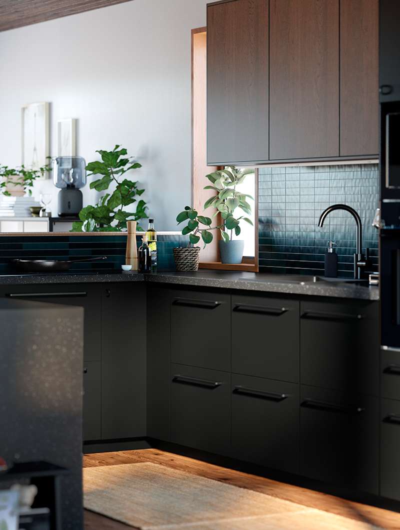 Cocina moderna con gabinetes antracita, azulejos azules y plantas verdes, creando un ambiente elegante y natural.