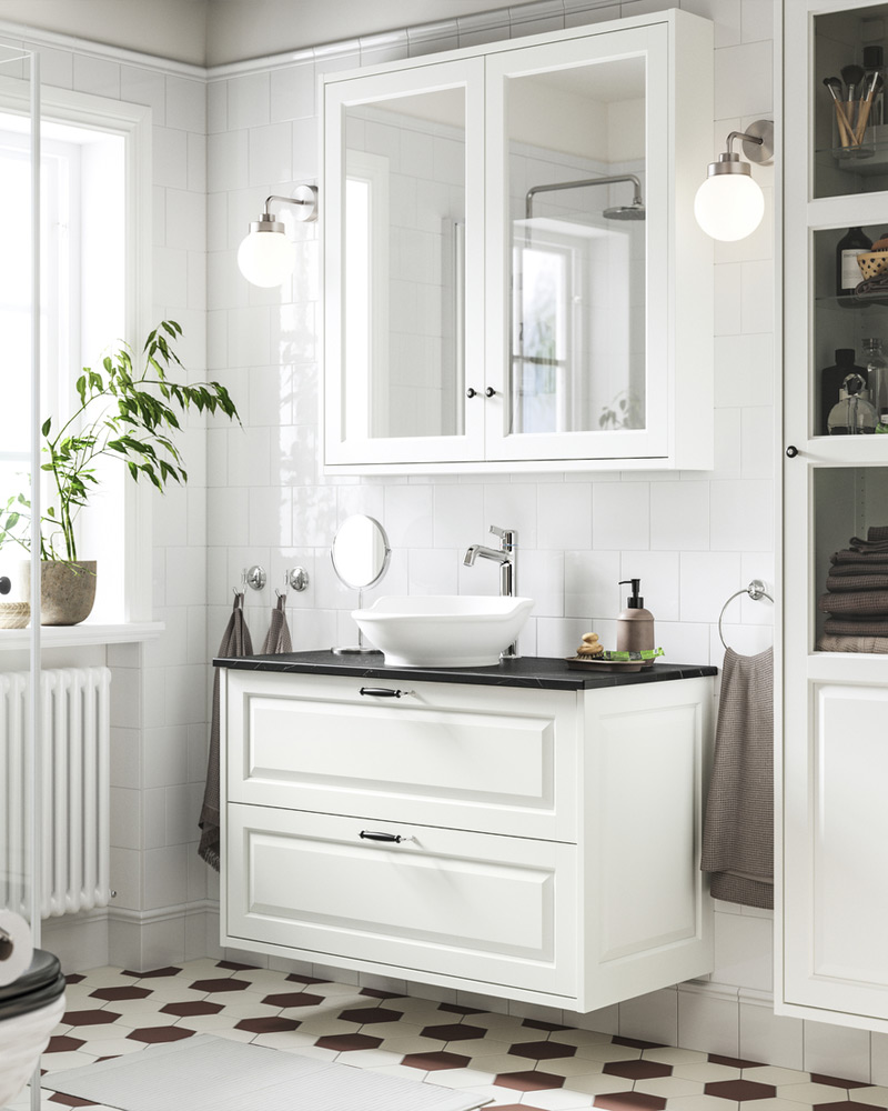 TÄNNFORSEN/VÄSTERSJÖN bathroom cabinet with washbasin and VOXNAN faucet, and TÄNNFORSEN cabinet with doors.