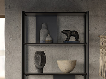 Estante minimalista de metal con esculturas decorativas en tonos neutros sobre fondo de pared gris.
